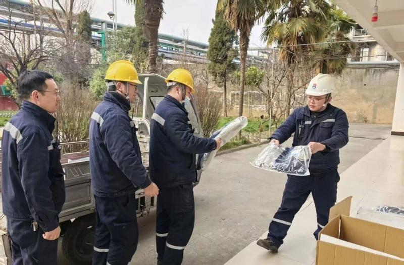 心系员工，温暖元旦——公司为员工发放羽绒冲锋衣